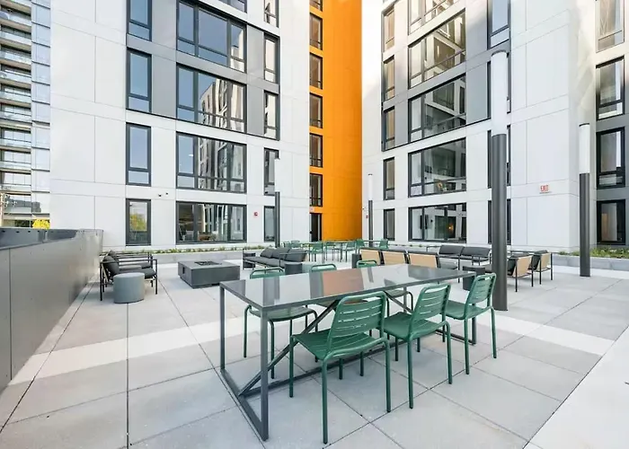 Modern 3br Near North Ave Shops